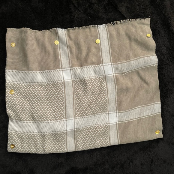 Elegant Tan and White Keffiyah - Picture 1 of 1